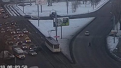 Легковушка «протаранила» трамвай, объезжая пробку