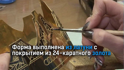 Над коронами работают художники из мастерской "ЛиК" 