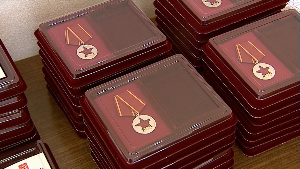 Ветеранов наградили медалями к 100-летию Красной армии