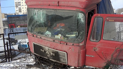 Неуправляемая фура едва не задавила женщину в Златоусте. Видео