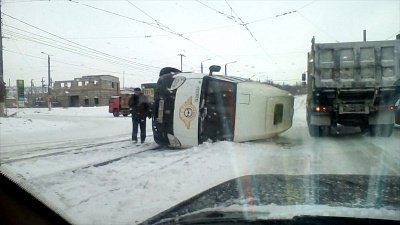 Маршрутка «легла» на бок в Магнитогорске