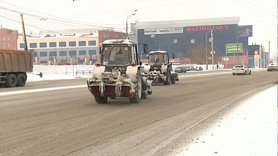 Чистить снег на улицы города выехало 100 единиц техники
