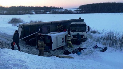 9 человек погибли в ДТП с микроавтобусом и фурой в Башкортостане