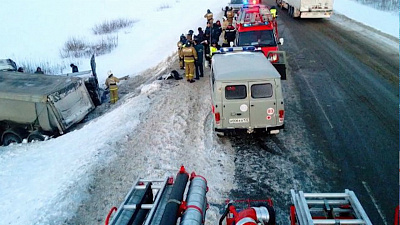 Под Ашой столкнулись пассажирский автобус и грузовик