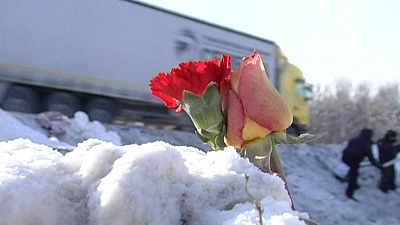 На место трагедии под Ашой несут цветы