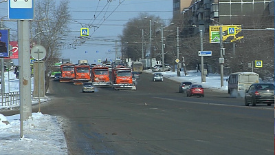 Дорожники усиленно убирают снег