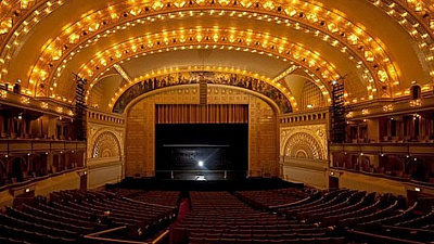 В Челябинск пришел «Человек театра»