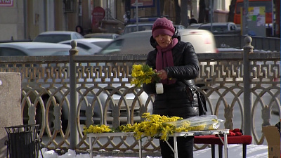 Продавцы цветов готовятся к 8 Марта