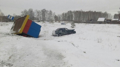 Легковушка снесла остановку рядом с п.Увелка 