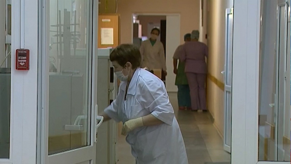 В больницах и социальных учреждениях введен карантин 