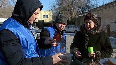 Волонтеры раздают еду бездомным