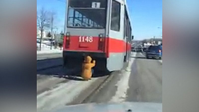 Юный зацепер добрался до остановки, держась за трамвай 