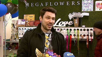 Как празднуют мужчины День рождения 8 марта 