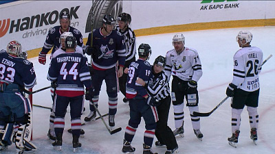 «Гопничество и беспредел». Матч «Трактора» с «Нефтехимиком» стал самым грязным в истории плей-офф КХЛ