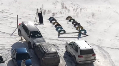 Дебошир разгромил автомобиль на парковке. Видео