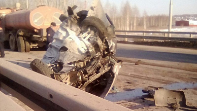 В КамАЗ-снегоочиститель въехала легковушка. Девушка-пассажир погибла