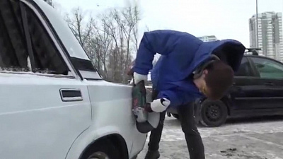 Водитель электропилой срезал часть припаркованной автохамом машины 