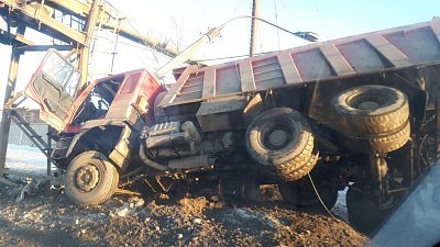 Грузовик протаранил электроопору и перевернулся на дороге в Челябинске Грузовик протаранил электроопору и перевернулся на дороге в Челябинске