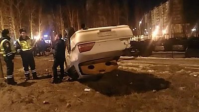 Легковушка с пьяным водителем протаранила электроопору в Челябинске и перевернулась