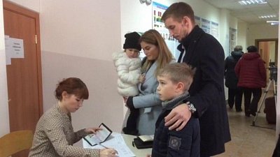 Капитан команды «Трактор» Александр Шинин голосовал с женой и детьми 