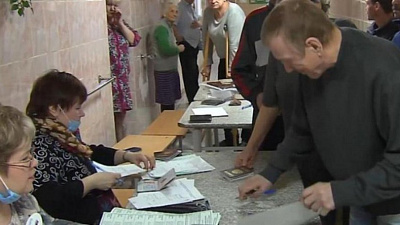 Титов проголосовал в центре для бездомных в Челябинске    