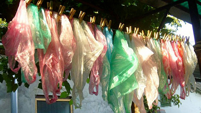 Челябинец продает пакеты времен СССР