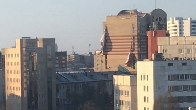 Штормовой ветер уничтожил рекламный баннер в Челябинске