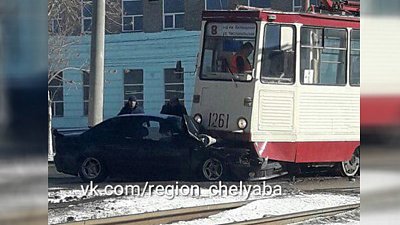 Иномарка влетела под трамвай на перекрестке в Челябинске