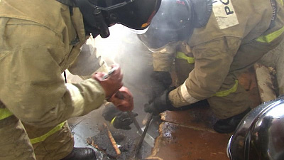 Троих детей и десятерых взрослых эвакуировали из горящего дома в Златоусте 