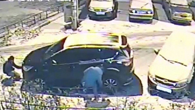 Полиция разыскивает вандалов, разбивших кроссовер в Курчатовском районе