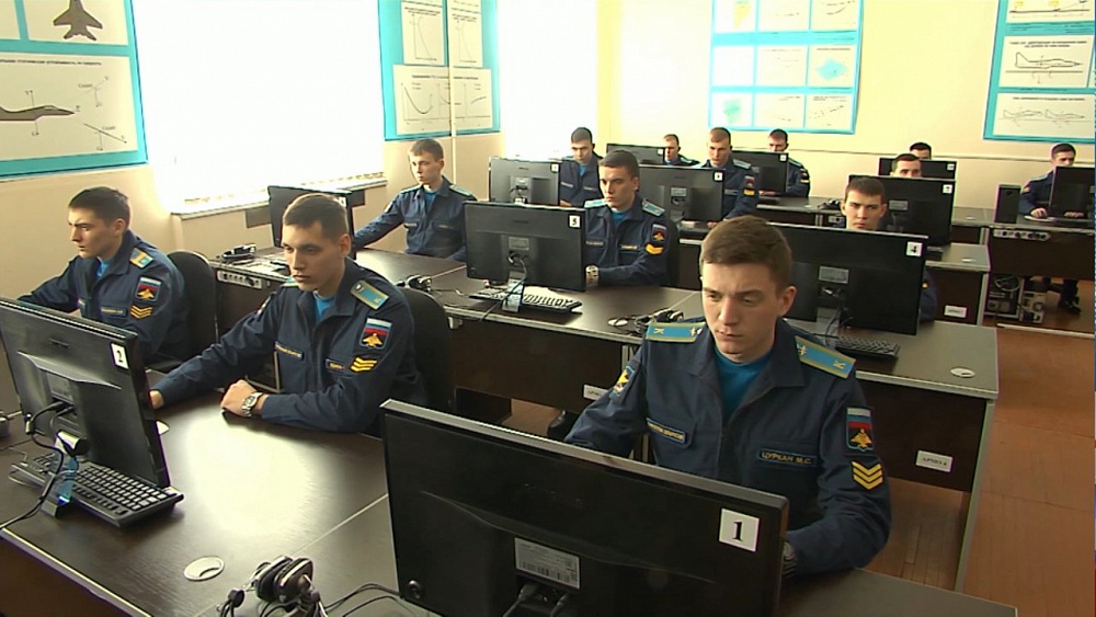Курсанты-штурманы обучаются в новом классе