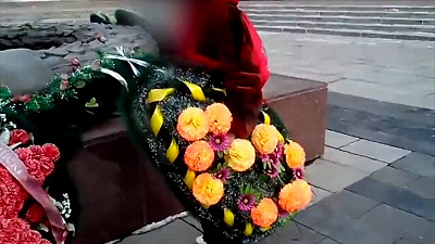 Женщина бросила траурный венок в Вечный огонь в центре Челябинска