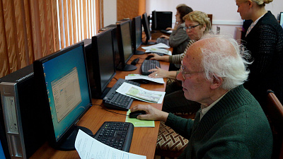 Южноуральские пенсионеры готовятся к компьютерному многоборью
