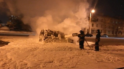 Горящую иномарку сняли на видео в Челябинске   