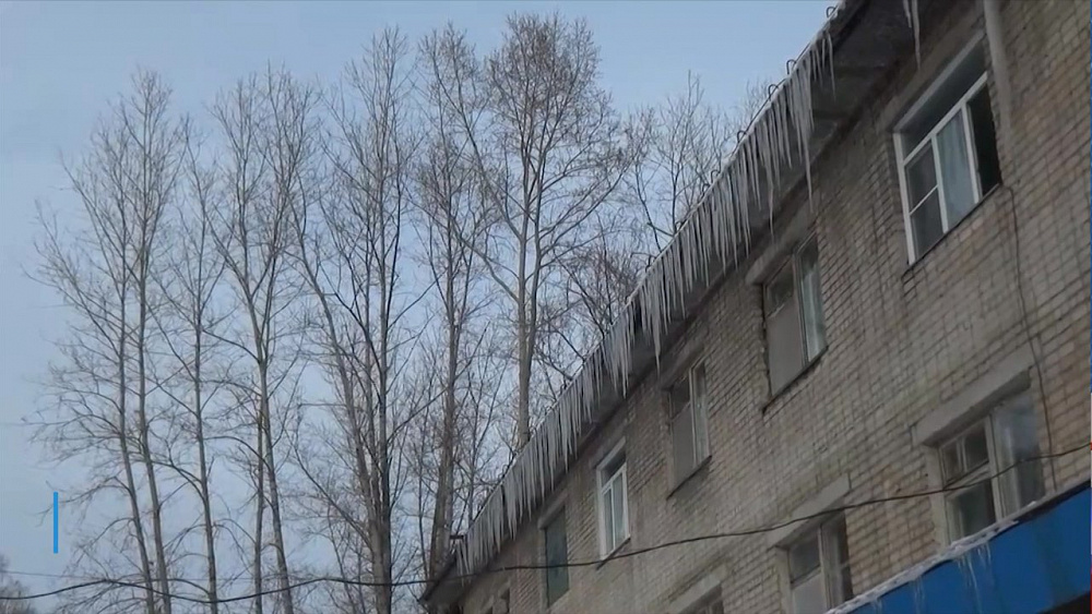 Сосульки на крыше больницы пугают пациентов