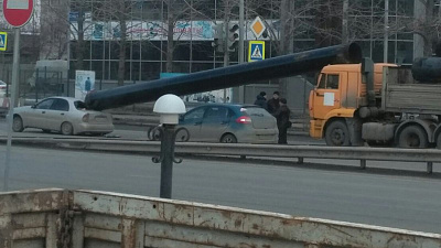 Выпавшая из большегруза труба протаранила легковушку 