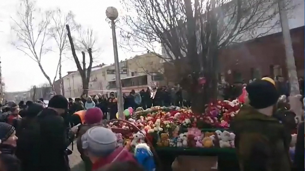 Челябинцы почтили память жертв пожара в Кемерове