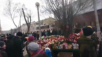 Челябинцы почтили память жертв пожара в Кемерове