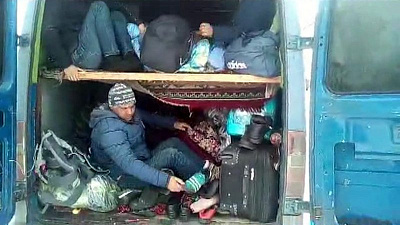 Больше двадцати «уложенных штабелями» иностранных граждан задержали в автофургоне