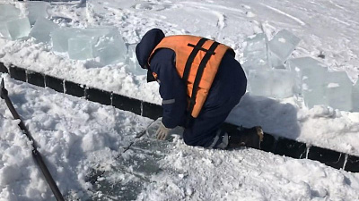 Спасатели вступили в борьбу со льдом