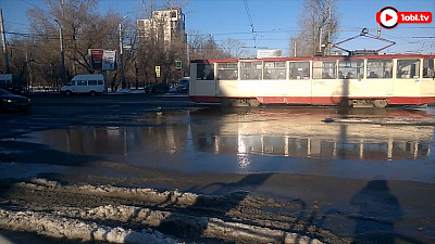 Холодная вода затопила проезжую часть в Тракторозаводском районе 