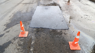 В Челябинске стартовал ямочный ремонт дорог