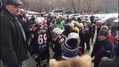 Юных хоккеистов срочно эвакуировали во время матча из школы «Трактор» 