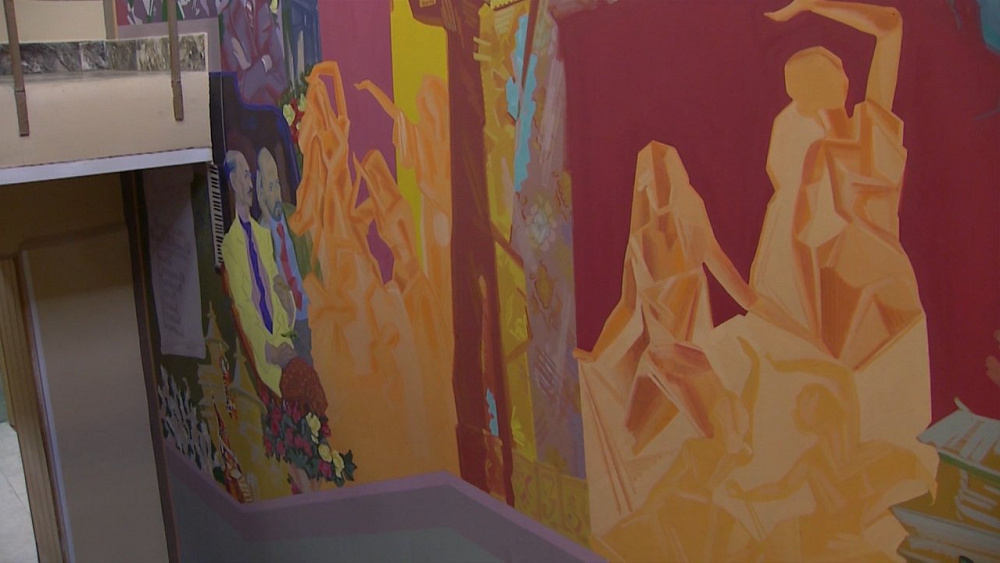 Фойе ЧГИКа украсили 2 монументальные картины