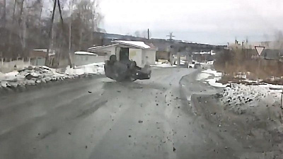Тройной кувырок внедорожника в Челябинской области попал на видео