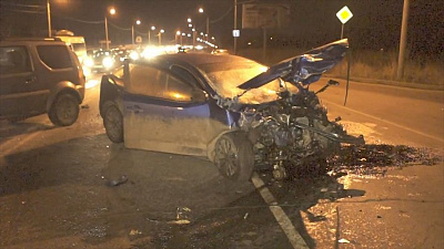 Массовая авария на Шершнях отправила с больницу двоих водителей 