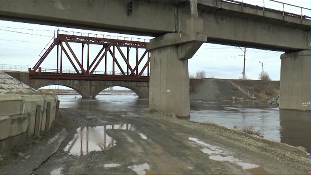 Из-за паводка ушла под воду объездная дорога