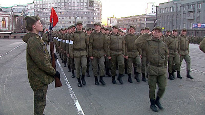 Около тысячи человек приняли участие в репетиции парада Победы