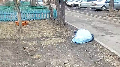 Мужчина скончался на территории сквера Победы