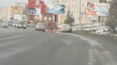 Иномарка едва не сбила школьника на пешеходном переходе 